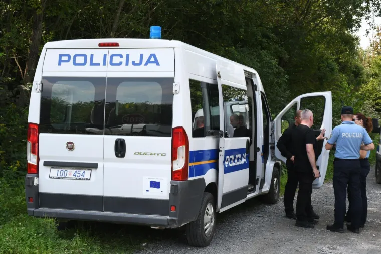 25.08.2019., Slatina Posavska - Kombi s 11 migranata sletio je u rijeku Kupu. Vozač je pobjegao, a osim jedne migrantice koja je podlegla ozljedama svi ostali su spašeni.