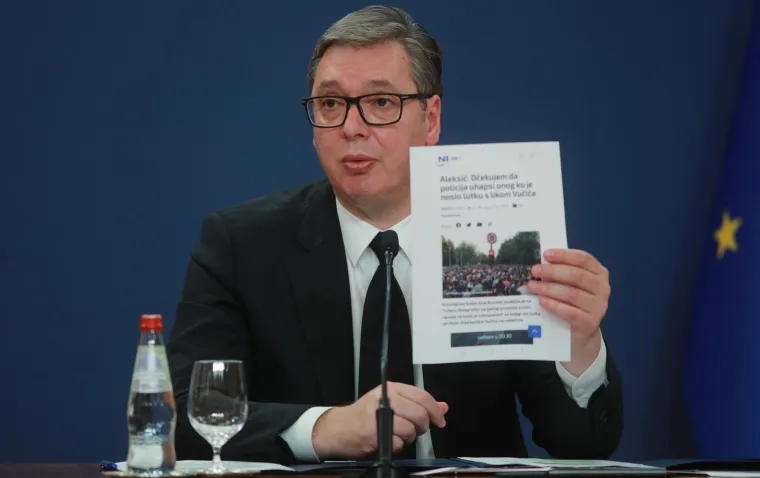 Brnabić zamišljena, a Vučić nikad nije izgledao tužnije dok je pokazivao novine i objašnjavao šokantan scenarij