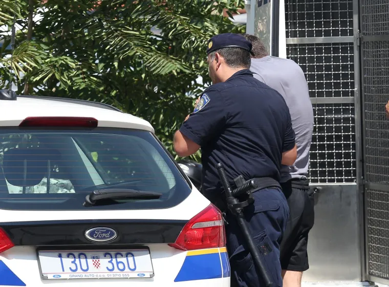 Privođenje osumnjičenih u policijsku postaju u Šibeniku zbog incidenta u Kninu.