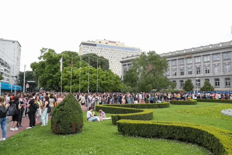 Tisuće ljudi u povorci ponosa: Ovogodišnji Pride ponovo okupio i poznata lica