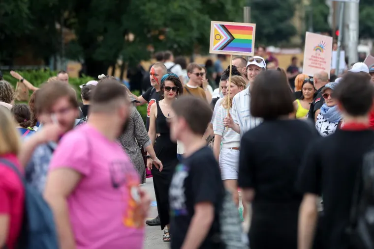 Tisuće ljudi u povorci ponosa: Ovogodišnji Pride ponovo okupio i poznata lica