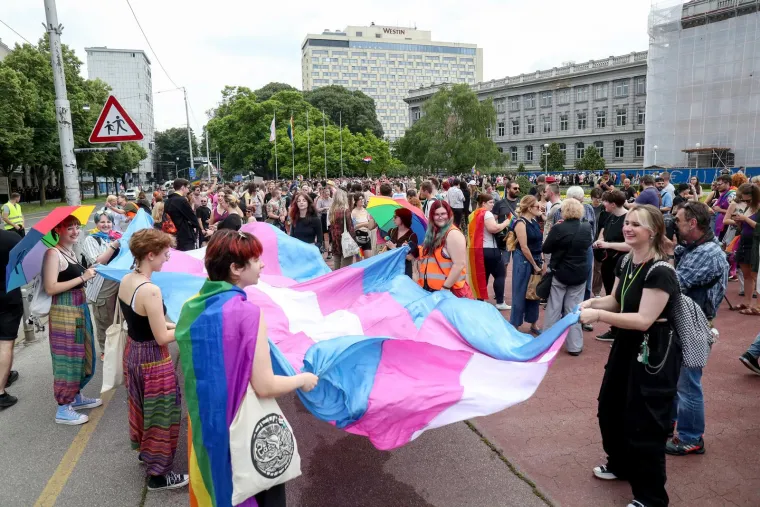 Tisuće ljudi u povorci ponosa: Ovogodišnji Pride ponovo okupio i poznata lica