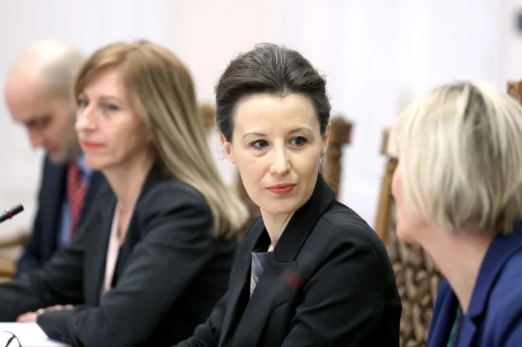 Da je neustrašiva i da se odlučila čvrsto držati Zakona o sprječavanju sukoba interesa, pokazala je i kada je pokrenula postupak protiv predsjednice Kolinde Grabar Kitarović. Naime, predsjednica je za troškove svoje predsjedničke kampanje dobila 1,17 milijuna kuna, koje je uplatila HDZ-u, koji ju je i predložio za kandidatkinju za predsjednicu. Sporno je bilo to što je predsjednica nekoliko mjeseci nakon uplate novca odlučivala kojim humanitarnim udrugama će on ići, te nazočila uručivanju donacija.  Predsjednica nije bila sretna ni što se Povjerenstvo bavilo njenim tajanstvenim putem u SAD, kao i povezanošću sa Zdravkom Mamićem.