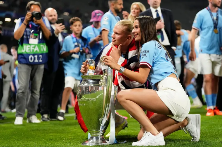 Haalandova djevojka utrčala u teren nakon podizanja trofeja, a svima je za oko zapeo jedan detalj