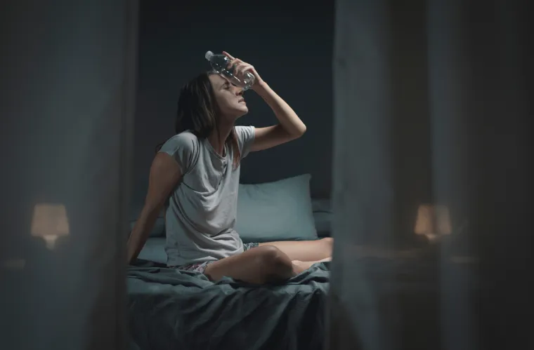 6. Noćno znojenje. U većini slučajeva noćno znojenje je normalno i često je uzrokovano hormonalnim promjenama kada žena ima mjesečnicu ili prolazi kroz menopauzu. No, kada se budite obliveni znojem, to također može biti znak raka i to raka kostiju, leukemije i raka jetre. Ako ste zabrinuti zbog noćnog znojenja, razgovarajte sa svojim liječnikom!