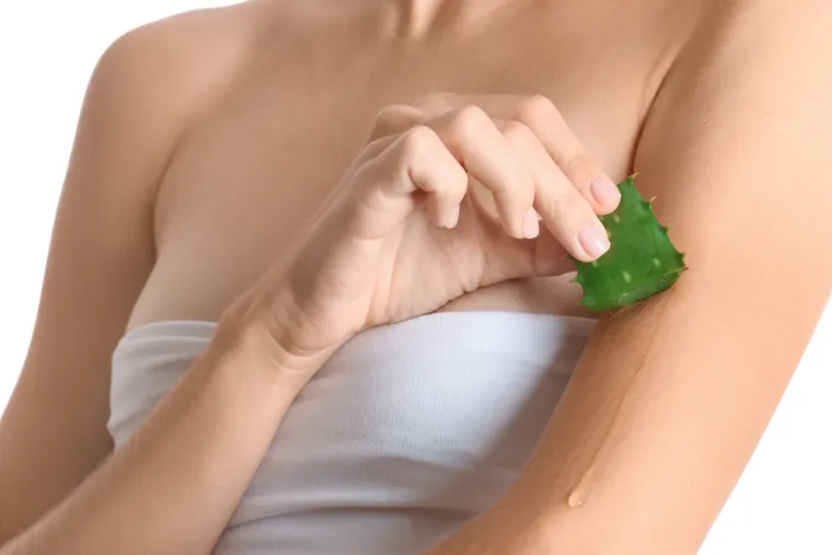 Umjesto toga, najbolje je isprobati gel od aloe vere. Iako postoji malo znanstvenih dokaza koji podupiru njegovu upotrebu u liječenju opeklina od sunca, brojni zdravstveni stručnjaci ga i dalje preporučuju. Ističu da aloa vera ima svojstva omekšavanja koja mogu pomoći u smirivanju manjih problema s kožom.