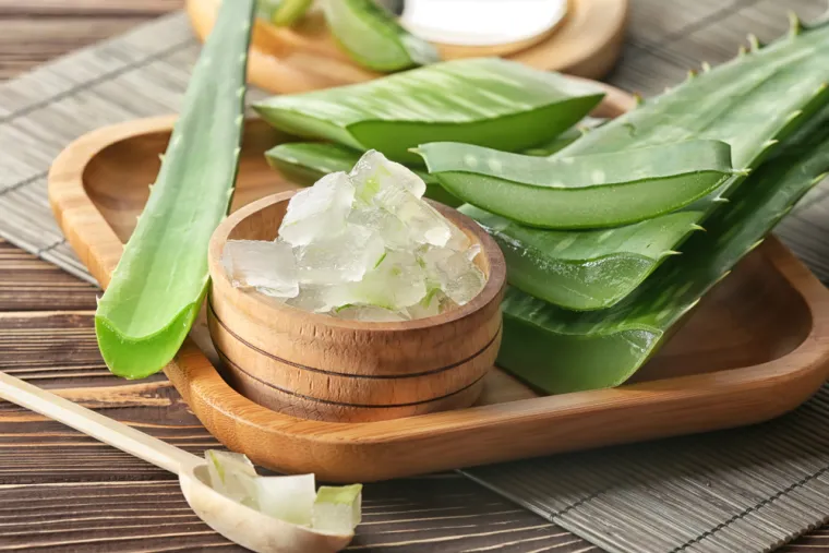 &quot;Gelovi ili losioni koji sadrže aloe veru ili soju mogu biti korisni u umirivanju kože. Aloe vera ne samo da ima učinak hlađenja kože, već djeluje i protuupalno. Ponovljena primjena ovoga je neophodna kako bi se smanjila pojava ljuštenja i tako će možda trebati nastaviti nekoliko tjedana&quot;, ističu iz Britanske zaklade za kožu.
