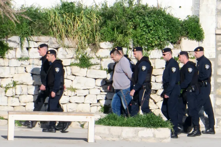 DRAMA U SPLITU: Muškarac prijetio da će raznijeti sebe i lokal, naposljetku se predao policiji