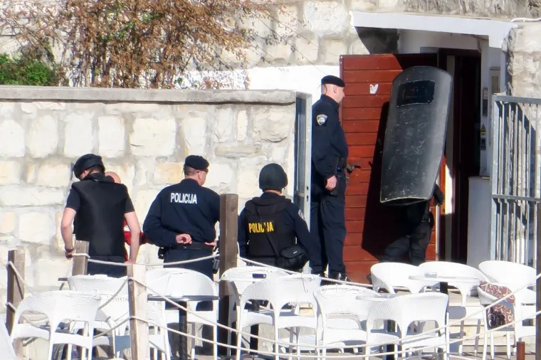 DRAMA U SPLITU: Muškarac prijetio da će raznijeti sebe i lokal, naposljetku se predao policiji