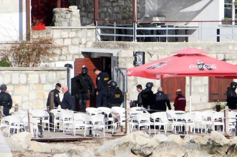 07.04.2018., Split - Policija je zbog dojave o eksplozivnoj napravi u poslijepodnevnim satima ispraznila plazu Firule. Nakon kracih pregovora vlasnik ugostiteljskog objekta koji je prijetio da ce se raznijeti bombom predao se policiji. 
Photo: Ivo Cagalj/PIXSELL