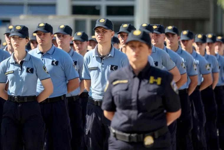 Ovo su nove generacije policajaca. Prisegnuli na Policijskoj akademiji i završili školovanje