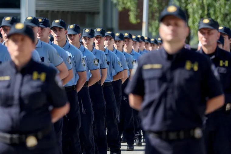 Ovo su nove generacije policajaca. Prisegnuli na Policijskoj akademiji i završili školovanje