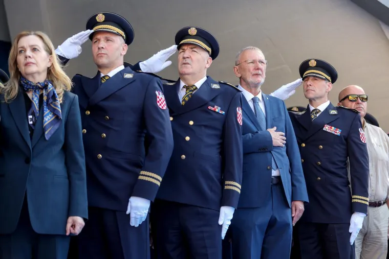 Ovo su nove generacije policajaca. Prisegnuli na Policijskoj akademiji i završili školovanje