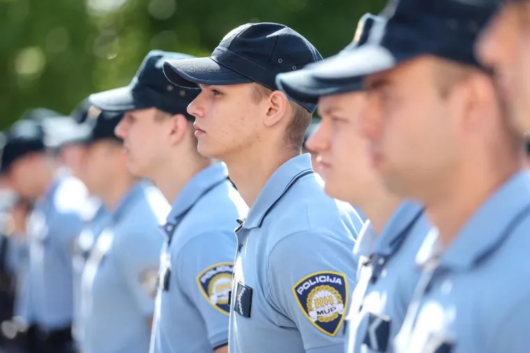 Ovo su nove generacije policajaca. Prisegnuli na Policijskoj akademiji i završili školovanje