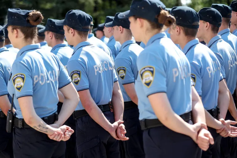 Ovo su nove generacije policajaca. Prisegnuli na Policijskoj akademiji i završili školovanje
