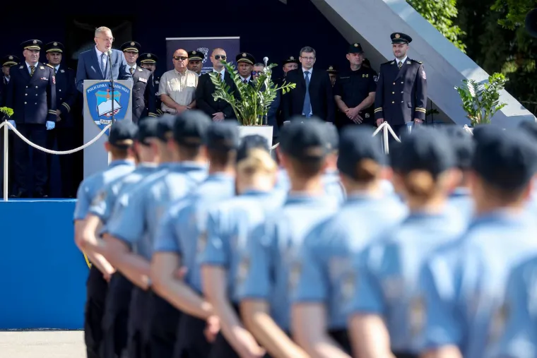 Ovo su nove generacije policajaca. Prisegnuli na Policijskoj akademiji i završili školovanje