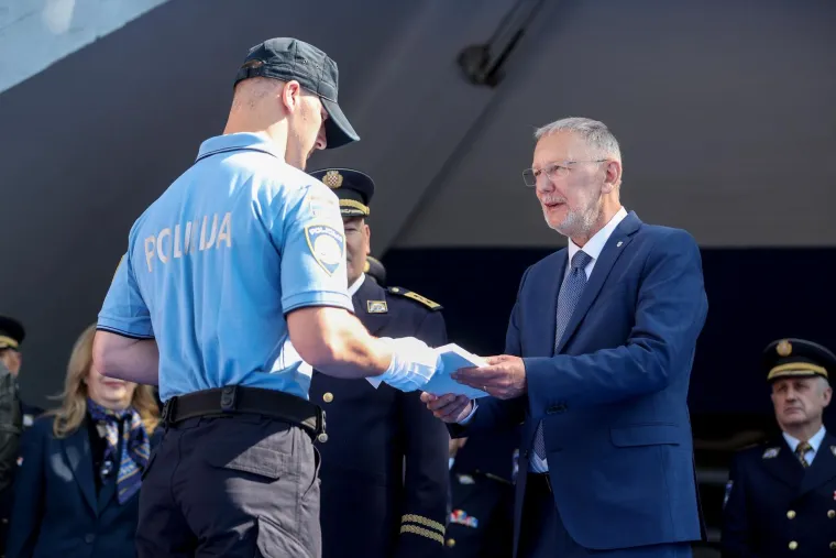 Ovo su nove generacije policajaca. Prisegnuli na Policijskoj akademiji i završili školovanje