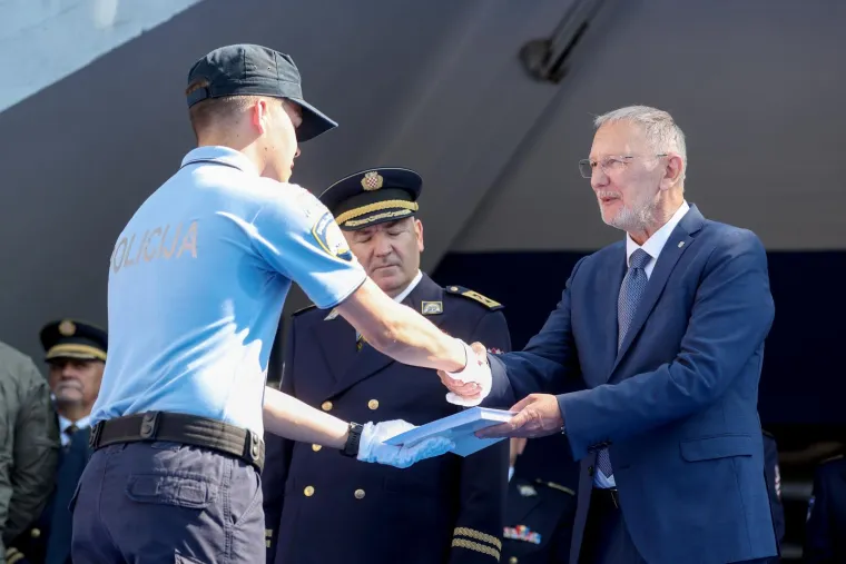 Ovo su nove generacije policajaca. Prisegnuli na Policijskoj akademiji i završili školovanje