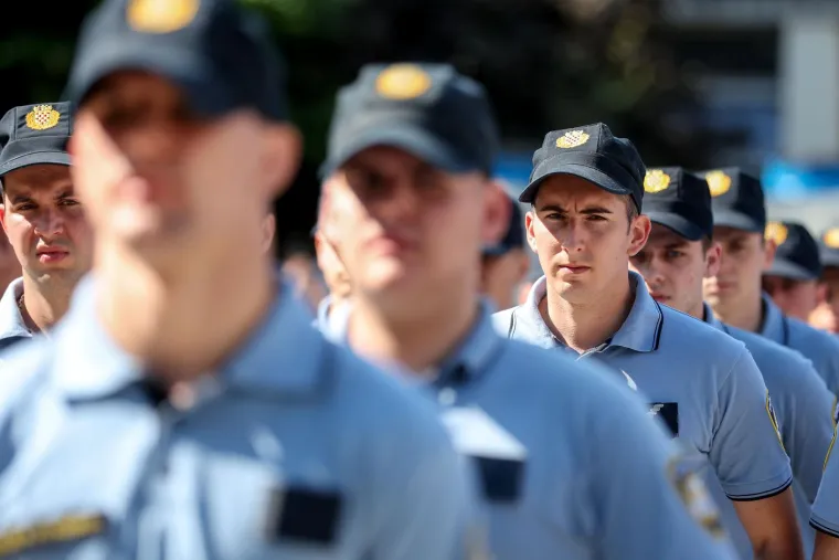Ovo su nove generacije policajaca. Prisegnuli na Policijskoj akademiji i završili školovanje