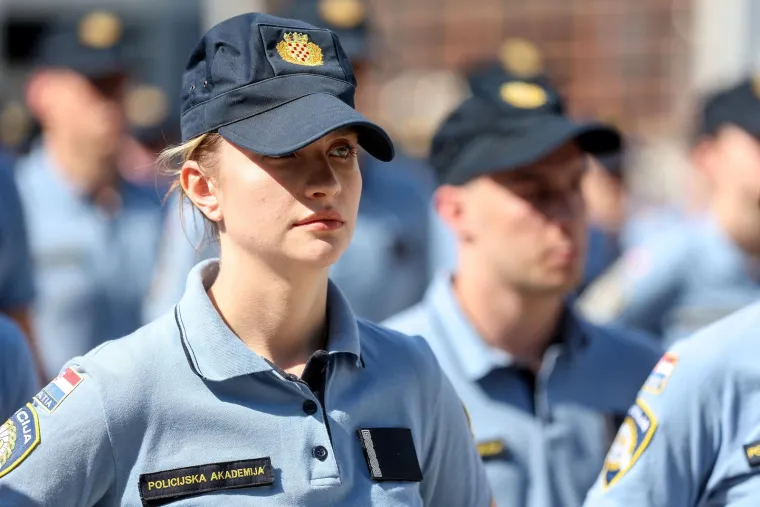 Ovo su nove generacije policajaca. Prisegnuli na Policijskoj akademiji i završili školovanje