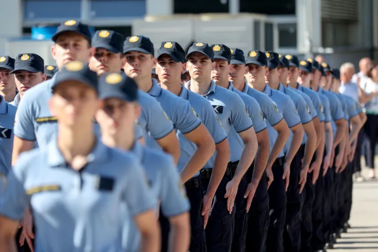 Ovo su nove generacije policajaca. Prisegnuli na Policijskoj akademiji i završili školovanje