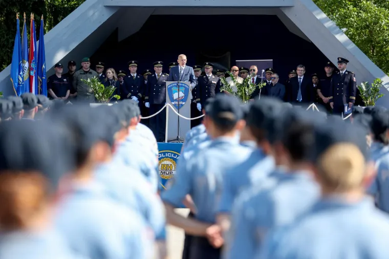 Ovo su nove generacije policajaca. Prisegnuli na Policijskoj akademiji i završili školovanje