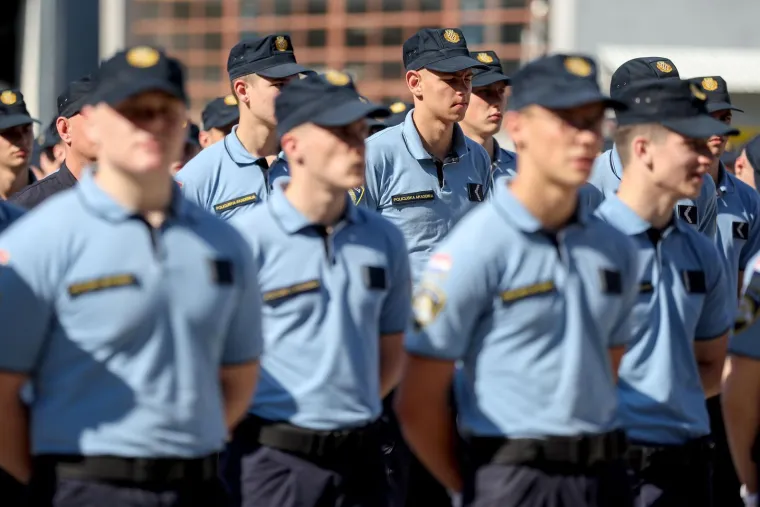 Ovo su nove generacije policajaca. Prisegnuli na Policijskoj akademiji i završili školovanje