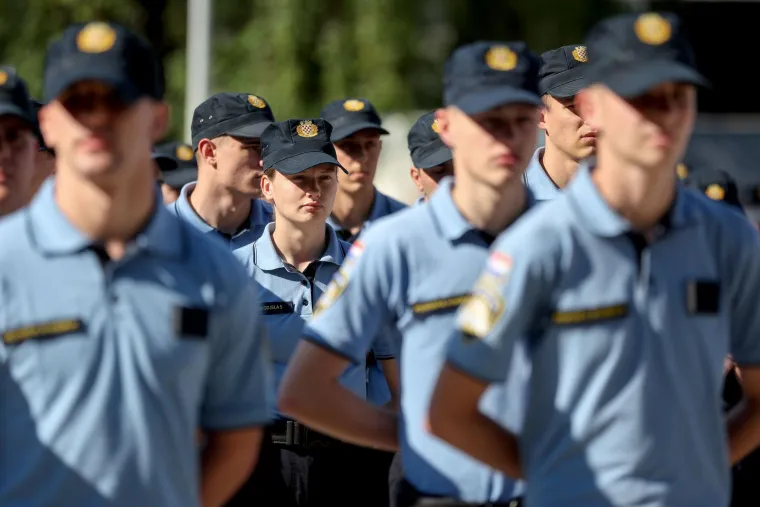 Ovo su nove generacije policajaca. Prisegnuli na Policijskoj akademiji i završili školovanje