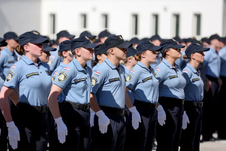 Ovo su nove generacije policajaca. Prisegnuli na Policijskoj akademiji i završili školovanje