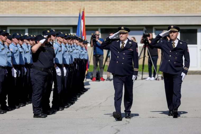Ovo su nove generacije policajaca. Prisegnuli na Policijskoj akademiji i završili školovanje
