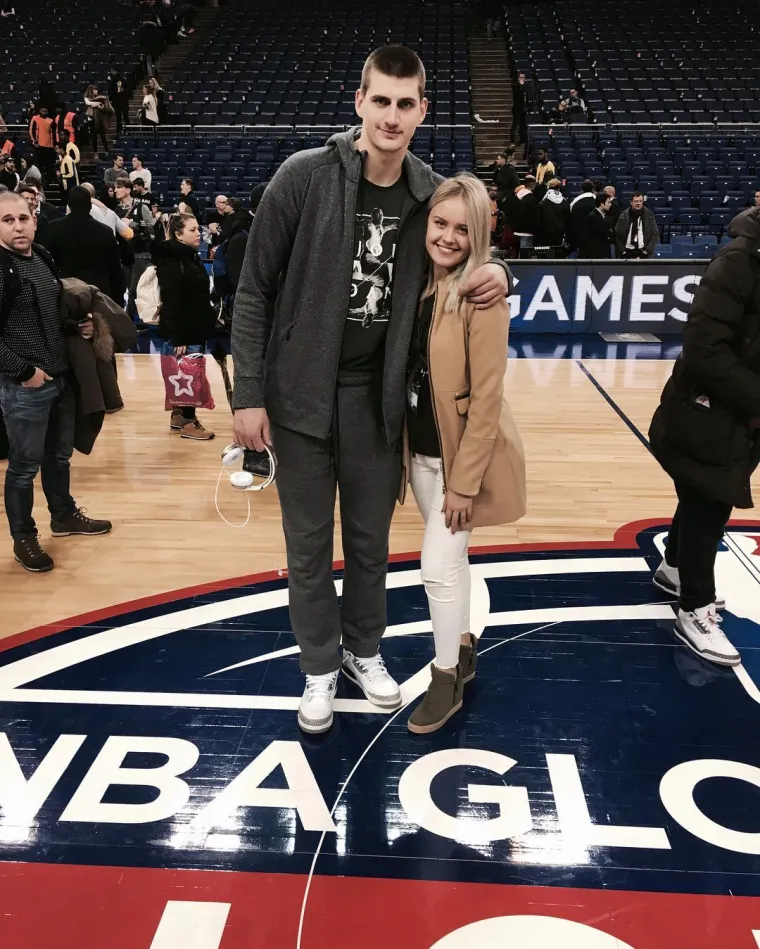 Dok je Nikola još igrao košarku u Srbiji, Natalija se 2013. preselila u SAD kako bi igrala odbojku na Seminole State Collegeu u Oklahomi. Profil Nikole iz 2017. u Sports Illustratedu objavio je da je centar odbio ugovor s Denver Nuggetsima kako bi se pridružio njihovoj momčadi sredinom sezone 2014. No, Nikola je počeo razmišljati o prelasku u Denver kada je razmišljao o svoja dva starija brata, koji su voljeli SAD, i Nataliji, koja je u to vrijeme bila u Oklahomi.