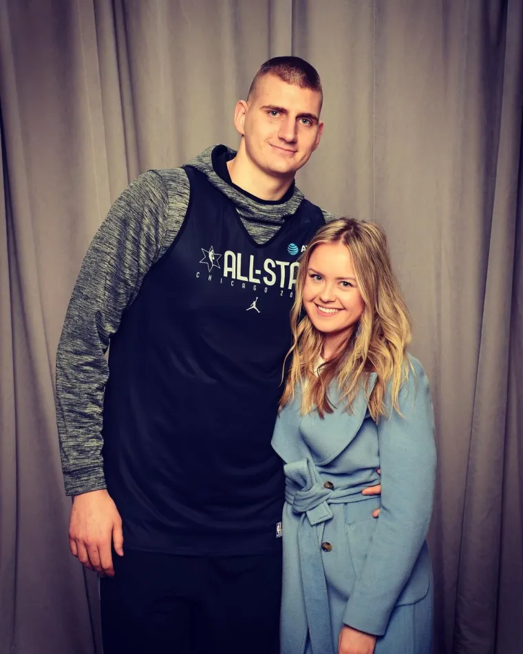 Od dana njihova vjenčanja, Nikola uvijek drži dio svoje mladenke uza se — čak i kada je na putu za NBA. Centar Nuggetsa sada veže vjenčani prsten na tenisice prije svake utakmice, što se vidi na nekoliko fotografija objavljenih na Twitteru. Nepunih godinu dana nakon vjenčanja, Nikola i Natalija postali su roditelji kada su u rujnu 2021. dobili djevojčicu. Kćeri su dali ime Ognjena. U rijetkom intervjuu koji je dao za Arenu TV u svom domu u Srbiji, Nikola je otkrio kako je biti daleko od svoje kćeri dok putuje za NBA. &quot;Igram 100 utakmica u gostima, nisam kod kuće 100 dana&quot;, rekao je te dodao: &quot;Kad dođem kući, Ognjena je drugačija, za pet dana se promijeni.&quot;