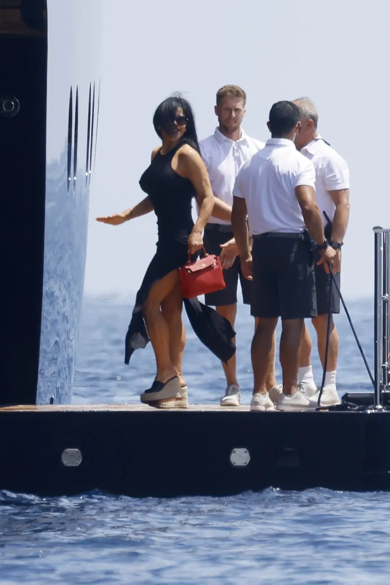 Stigli helikopterom na ogromnu jahtu: Jeff Bezos fotkao seksi Lauren 'za Instagram', a ona mijesila stražnjicom u tangama