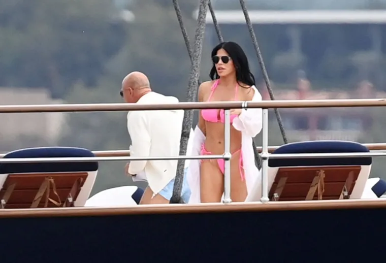 Stigli helikopterom na ogromnu jahtu: Jeff Bezos fotkao seksi Lauren 'za Instagram', a ona mijesila stražnjicom u tangama