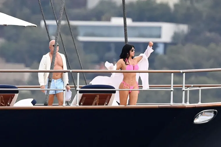 Stigli helikopterom na ogromnu jahtu: Jeff Bezos fotkao seksi Lauren 'za Instagram', a ona mijesila stražnjicom u tangama