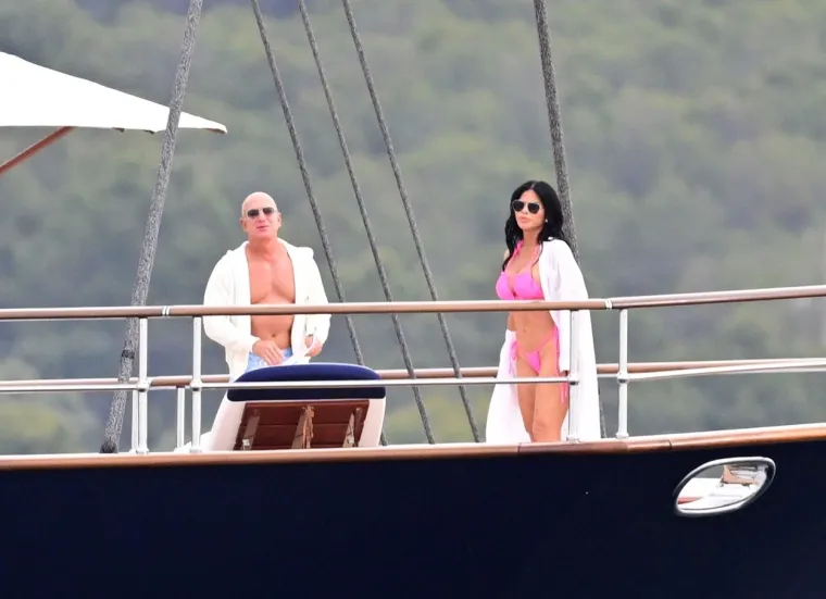 Stigli helikopterom na ogromnu jahtu: Jeff Bezos fotkao seksi Lauren 'za Instagram', a ona mijesila stražnjicom u tangama