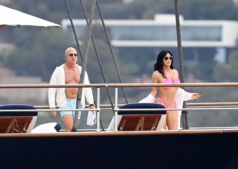 Stigli helikopterom na ogromnu jahtu: Jeff Bezos fotkao seksi Lauren 'za Instagram', a ona mijesila stražnjicom u tangama