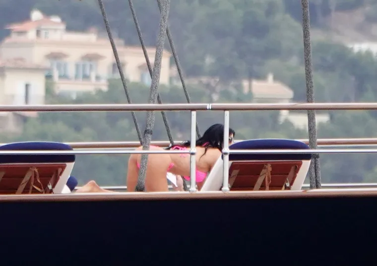 Stigli helikopterom na ogromnu jahtu: Jeff Bezos fotkao seksi Lauren 'za Instagram', a ona mijesila stražnjicom u tangama