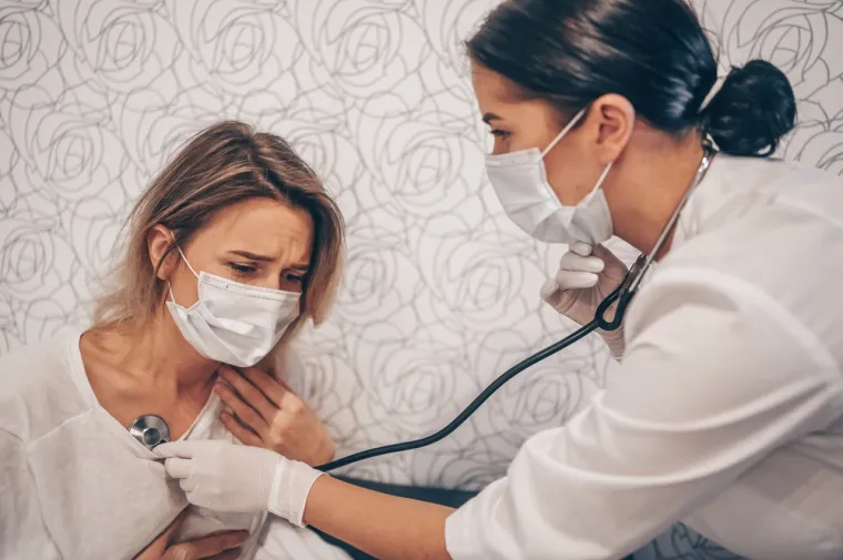 Liječenje upale pluća obično obuhvaća terapiju antibioticima, a pomažu i neki prirodni preparati, poput čajeva za ublažavanje i smirivanje kašlja, kao i oni za jačanje imuniteta. 