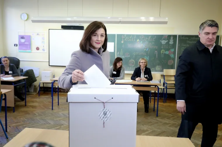 Milanović na glasovanje došao sa suprugom Sanjom: Muškarac ga opako verbalno napao ispred birališta