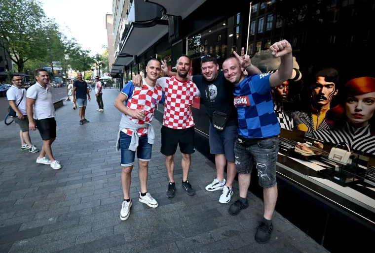 Hrvatski navijači 'zapalili' Rotterdam: Pogledajte 'ludnicu' u gradu noć prije utakmice s Nizozemcima