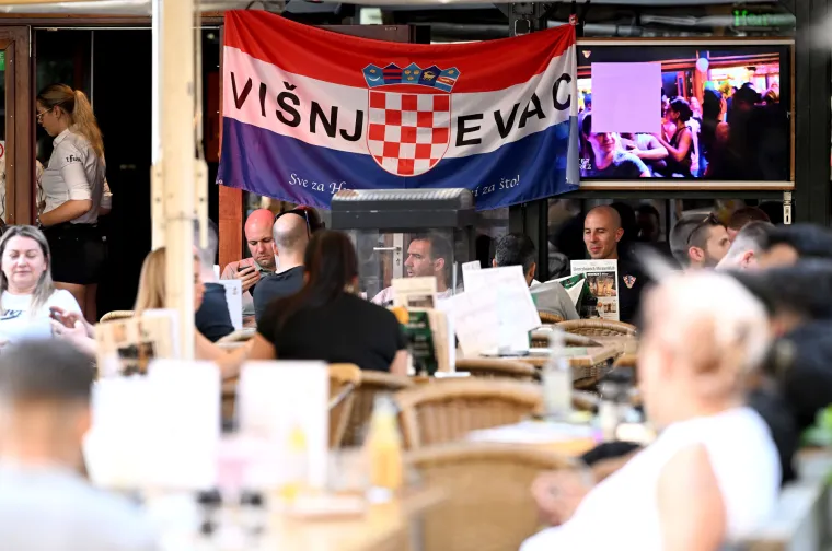 Hrvatski navijači 'zapalili' Rotterdam: Pogledajte 'ludnicu' u gradu noć prije utakmice s Nizozemcima