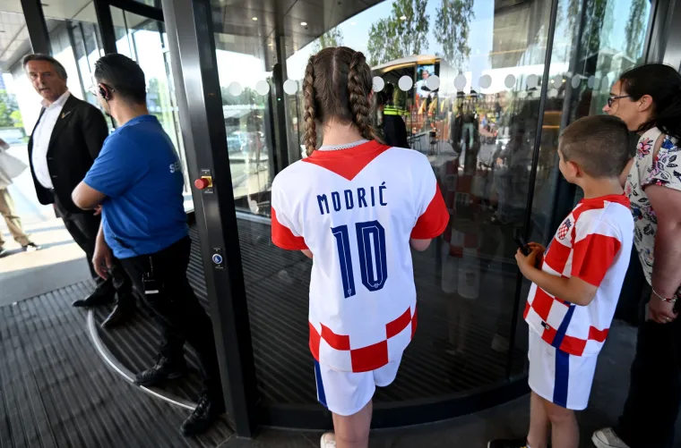 Hrvatski navijači 'zapalili' Rotterdam: Pogledajte 'ludnicu' u gradu noć prije utakmice s Nizozemcima