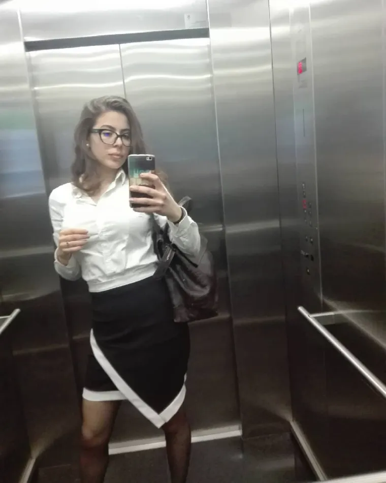 Vruća profesorica stigla na finale Lige prvaka i gledala svog učenika: Njena stražnjica mamila poglede svih koji su bili iza nje