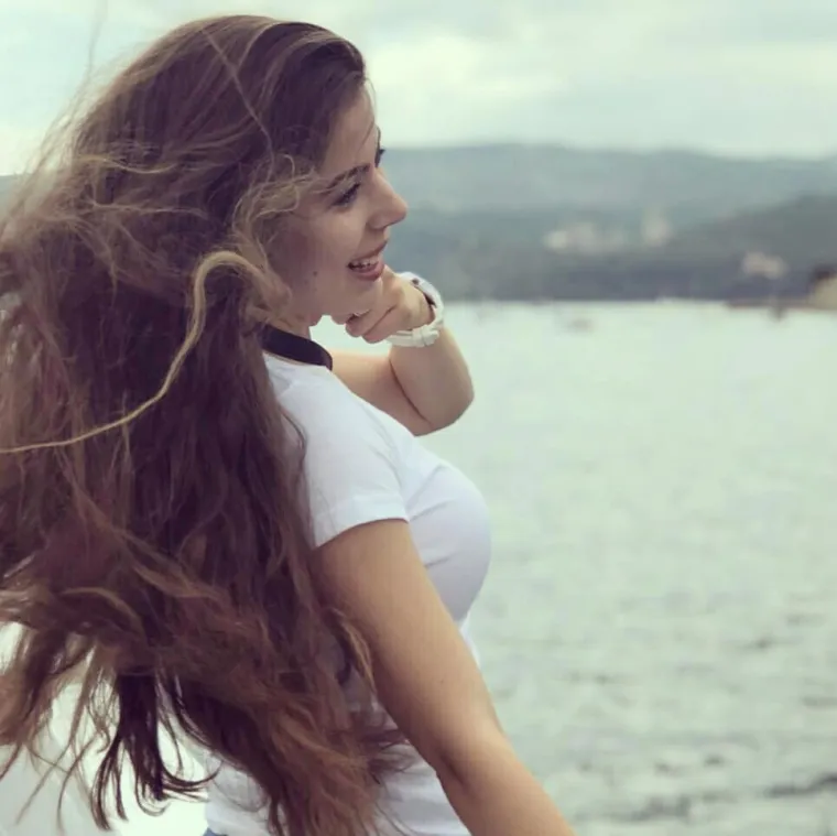 Vruća profesorica stigla na finale Lige prvaka i gledala svog učenika: Njena stražnjica mamila poglede svih koji su bili iza nje