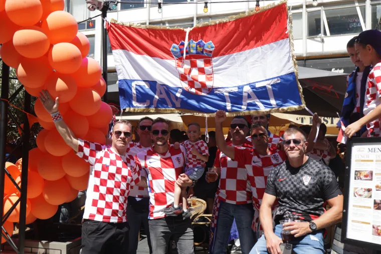 Kockice preplavile nizozemske ulice: Pogledajte kakav su šou naši navijači priredili u centu Rotterdama