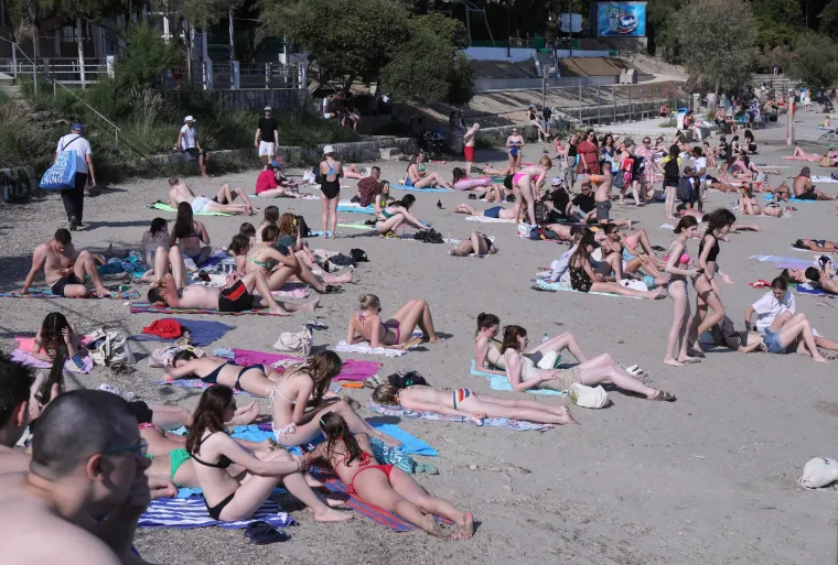 Sprječavanje trovanja suncem: Hrvati vole uživati na plaži, ali vrućine su jednako opasne koliko mogu i razveseliti nekoga. Stručnjaci kažu da u samo deset minuta možete izgorjeti na suncu.