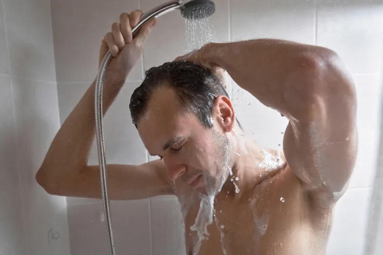 5. Istuširajte se hladnom vodom