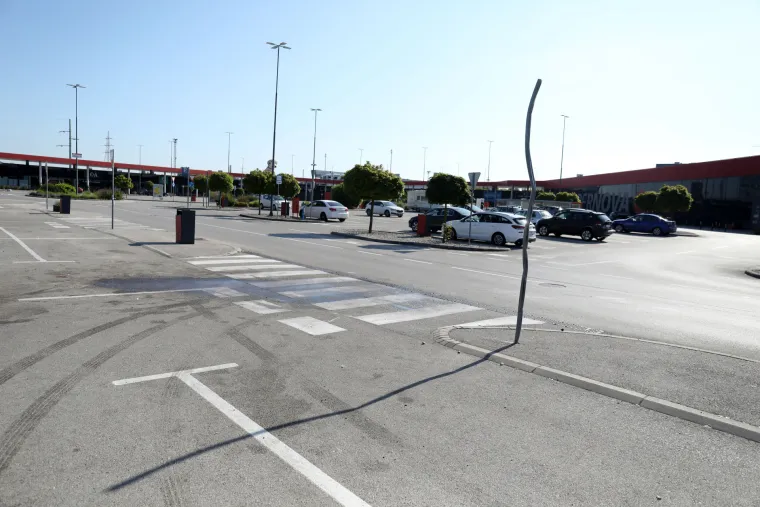Ovako izgleda parkiralište jutro nakon stravične nesreće u kojoj je mladić (23) pomeo pješake