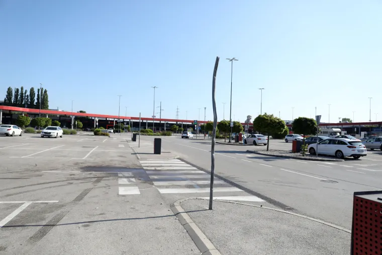Ovako izgleda parkiralište jutro nakon stravične nesreće u kojoj je mladić (23) pomeo pješake